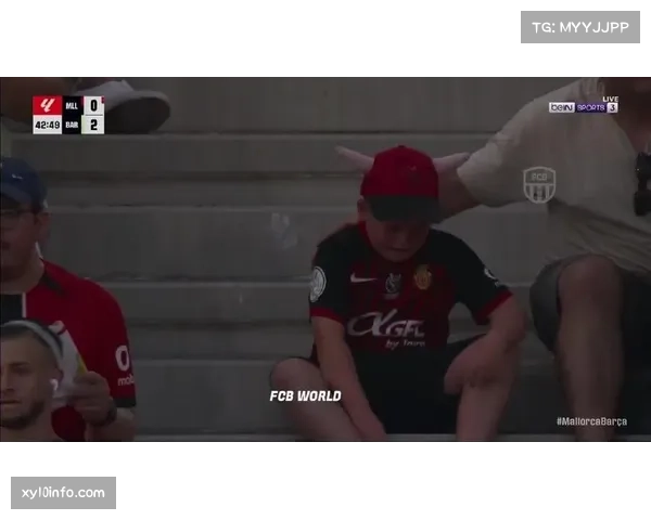 特写镜头：看台上巴萨小球迷目睹球队丢球后落泪